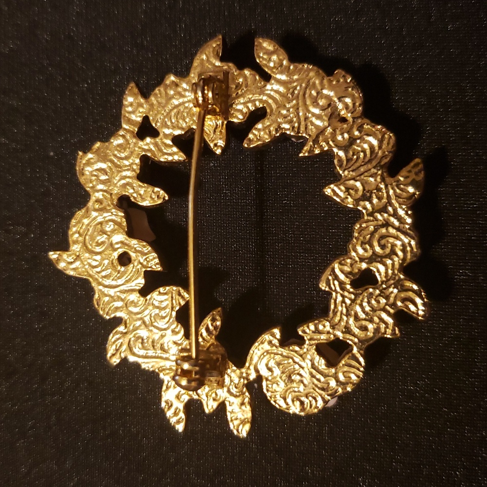Gold-Tone Pink Porcelain Rose Wreath Brooch. - Picture 2 of 8